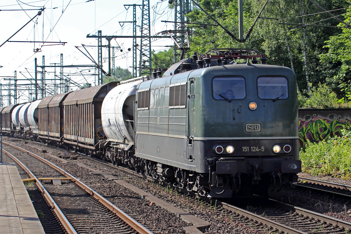 SRI 151 124-5 durchfährt Hamburg-Harburg 14.6.2017