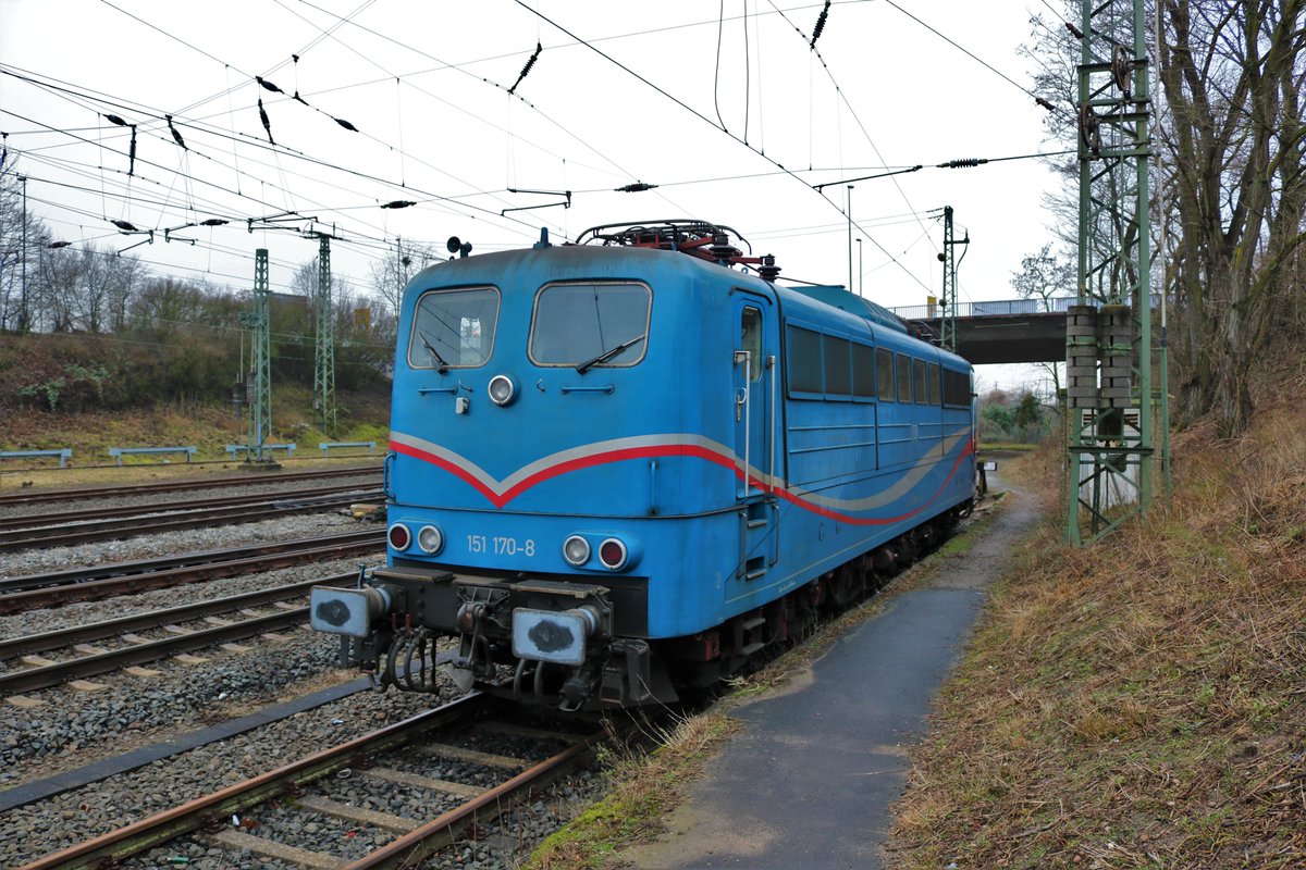 SRI Rail Invest 151 170-8 abgestellt in Hanau Hbf Südseite von einen Gehweg aus fotografiert am 22.01.18. Diesen Gehweg kann man auf dem Foto sehen er führt zu Schräbergärten und ist kein Bahngelände 