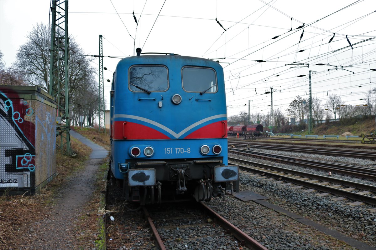 SRI Rail Invest 151 170-8 abgestellt in Hanau Hbf Südseite von einen Gehweg aus fotografiert am 22.01.18. Diesen Gehweg kann man auf dem Foto sehen er führt zu Schräbergärten und ist kein Bahngelände 