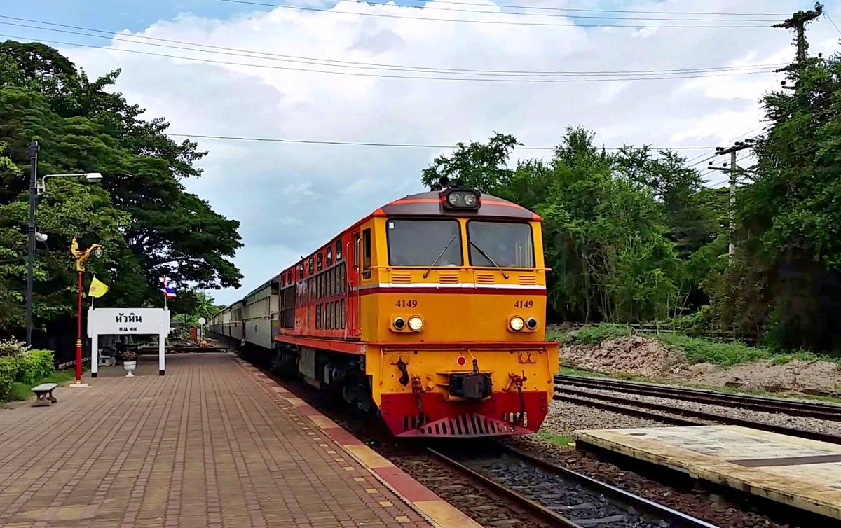 SRT 4149 mit Ord 254 Lang Suan - Bangkok-Thonburi fährt am 16.06.16 in den Bahnhof Hua Hin ein.