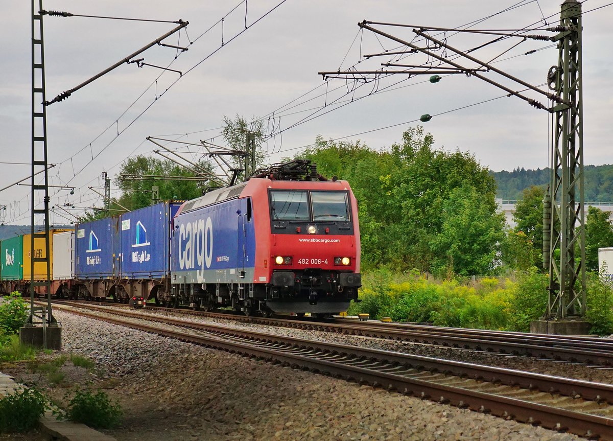SSB Cargo Re 482 006 mit Container wechselt am 25.08.2017 vor der Einfahrt in den Tübinger Gbf die Gleisseite.