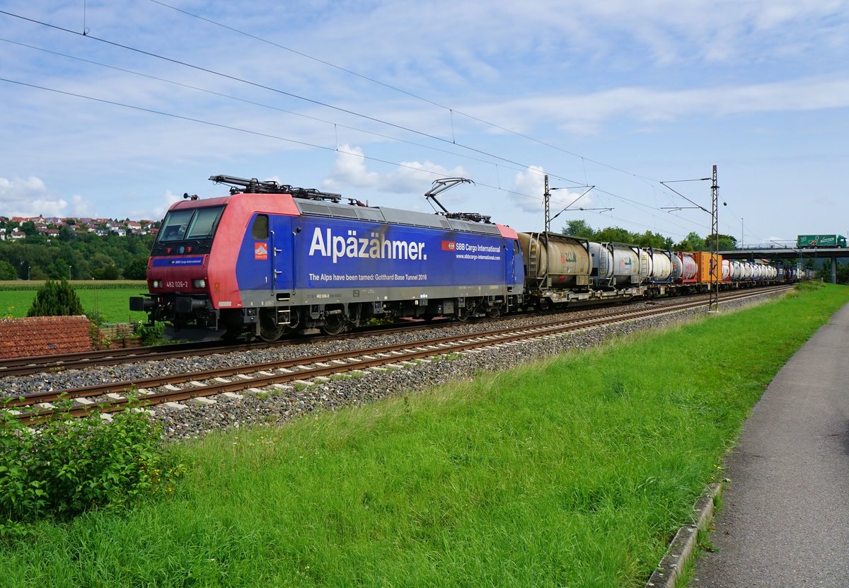 SSB Cargo Re 482026  Alpäzähmer  als Rastatt-Umleiter am 21.08.2017 kurz vor Tübingen Hbf,wo für die weitere Fahrt nach Horb/N noch zusätzlich eine Diesellok vorgespannt wird.