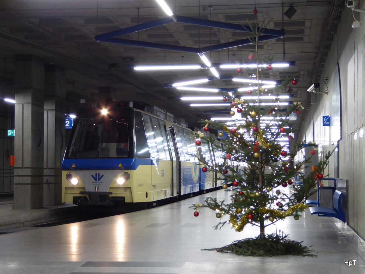 SSIF - Panoramazug nach Domodossola im Bahnhof Locarno am 26.12.2015