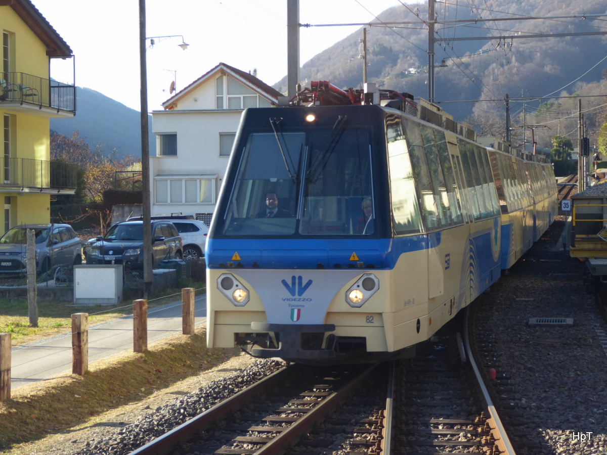 SSIF - Triebwagen Be 4/4 82 bei der einfahrt im Bahnhof in Cavigliano am 26.12.2015