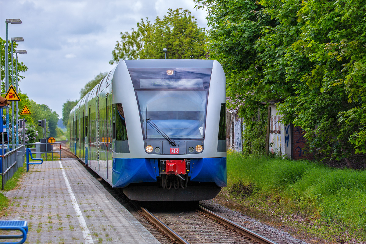 Stadler GTW der UBB fährt an den Bahnsteig des Haltepunktes in Karlsburg. - 25.05.2017