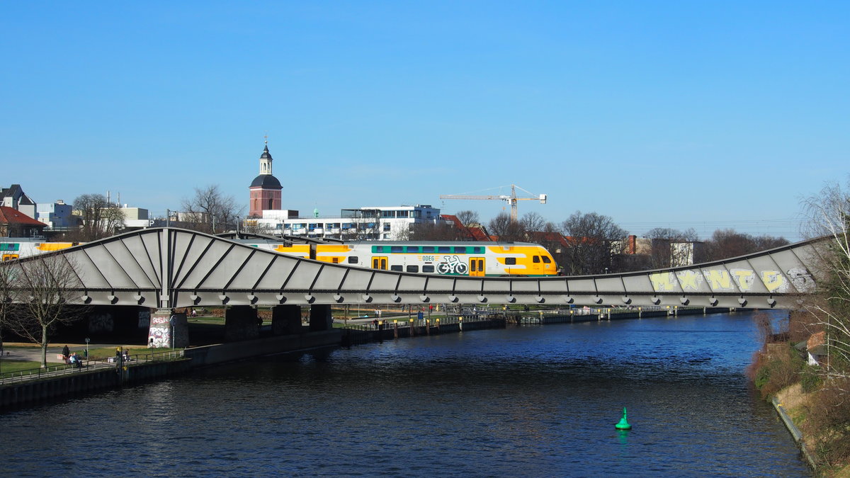 Stadler Kiss der ODEG als RE2 von Schwerin nach Cottbus - am 07.04.2018 nur bis Berlin Ostbahnhof - beim überqueren der Havel nach der Ausfahrt aus Berlin Spandau.
Aufgenommen von der Dischingerbrücke.
Berlin, der 07.04.2018