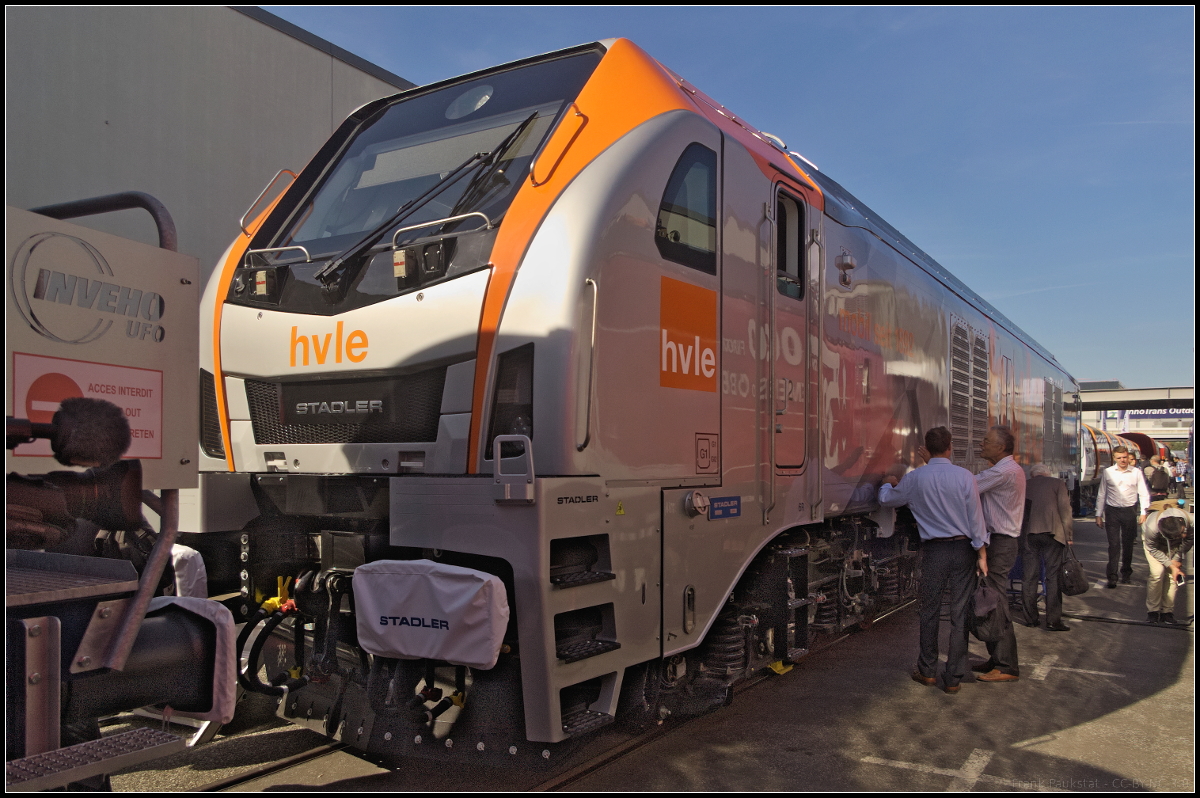 Stadler präsentierte auf der InnoTrans 2018 in Berlin die erste EURODUAL-Lokomotive mit bi-modularem Antrieb. Bei der 2159 003-3 von HVLE handelte es sich um eine sechsachsige Lok mit Diesel- und elektrischem Antrieb über Oberleitung. Die Lok erbringt im dieselelektrischen Betrieb eine Leistung von 2.800 kW und im elektrischen Betrieb eine Leistung von 7.000 kW. Die Höchstgeschwindigkeit liegt jeweils bei 120 km/h. Interessant ist die Wiederverwertbarkeit der Einzelteile: Bis zu 97% der Teile können über den Lebenszyklus recyclet werden. Weiterhin hat die Lok keine selbst lenkenden Drehgestelle, was die Gleisbeanspruchung verringert. Leider stand die Lok sehr ungünstig zwischen den Hallen 1 und 2, wo es sehr eng zuging.