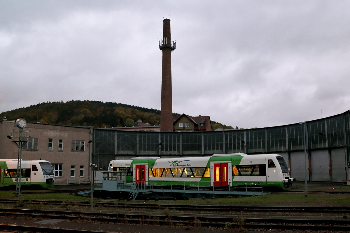 Stadler Regio-Shuttle BR 650 (VT 119 der Süd-Thürinen-Bahn) am Morgen des 07.10.2017 auf der Drehscheibe vor dem Lokschuppen am Bahnhof Meiningen. Daß der zum Schuppen gehörende Schornstein schon lange nicht mehr seinem eigentlichen Zweck dient, zeigt auch die Tatsache, daß bereits Vögel in ihm nisten!