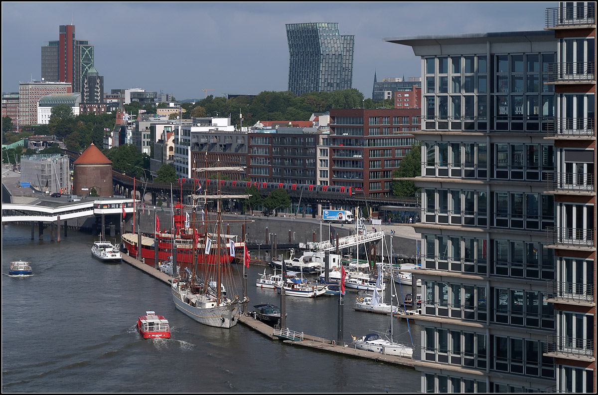 Stadt und Hafen -

... und dazwischen die Hochbahn. 
Blick von der Elbphilharmonie auf die Hochbahnstrecke zwischen Landungsbrücken und Baumwall.

15.08.2018 (M)