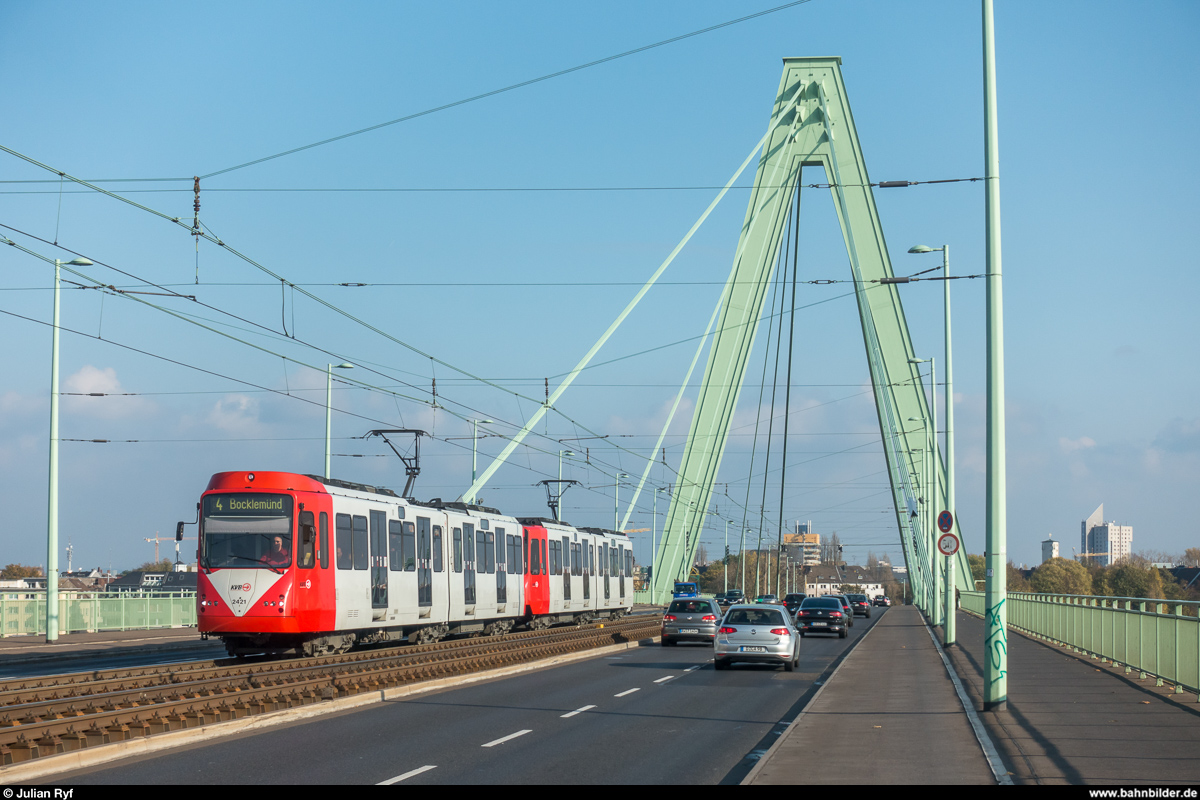 Stadtbahn Köln: Wagen 2421 führt am 3. November 2017 einen Zug der Linie 4 Richtung Bocklemünd über die Severinsbrücke.