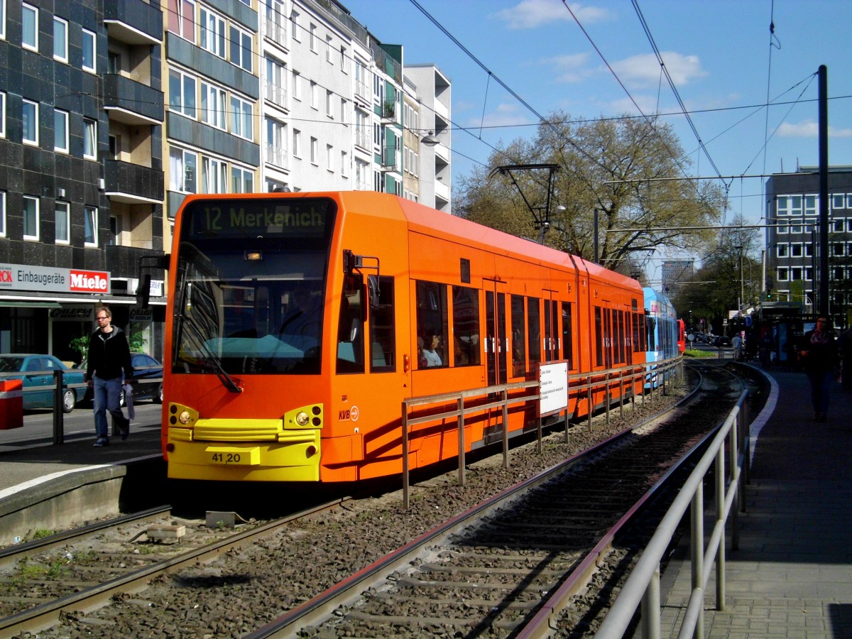 Stadtbahnlinie 12 nach Köln Merkenich an der Haltetstelle Köln Neustadt-Süd Eifelstraße.(18.4.2015)
