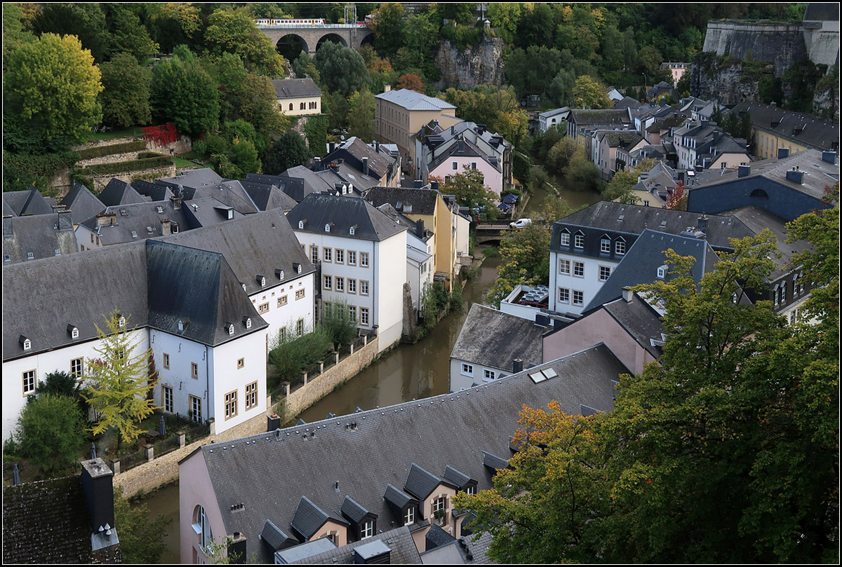 Städtefoto mit Viadukt und Bahn -

Der im Tal der Alzette liegende Luxemburger Stadtteil Grund mit dem Pulvermühlenviadukt im Hintergrund.

03.10.2017 (M)