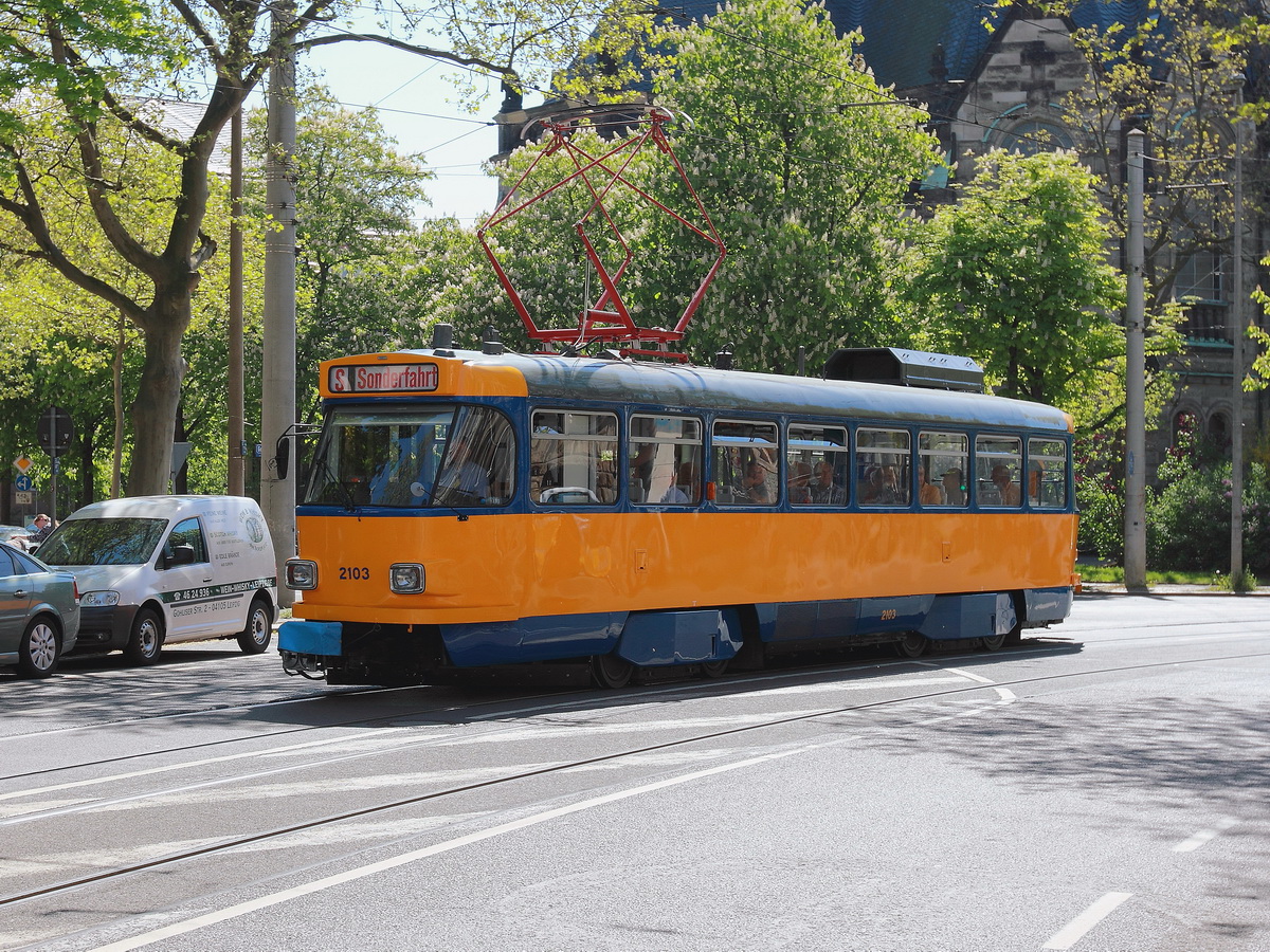 Städtischen Nahverkehrs in  Leipzig, T4D-M1 - 2103 (Baujahr 1984) durchfährt bei einer Sonderfahrt die Gohliser Str. in Leipzig.