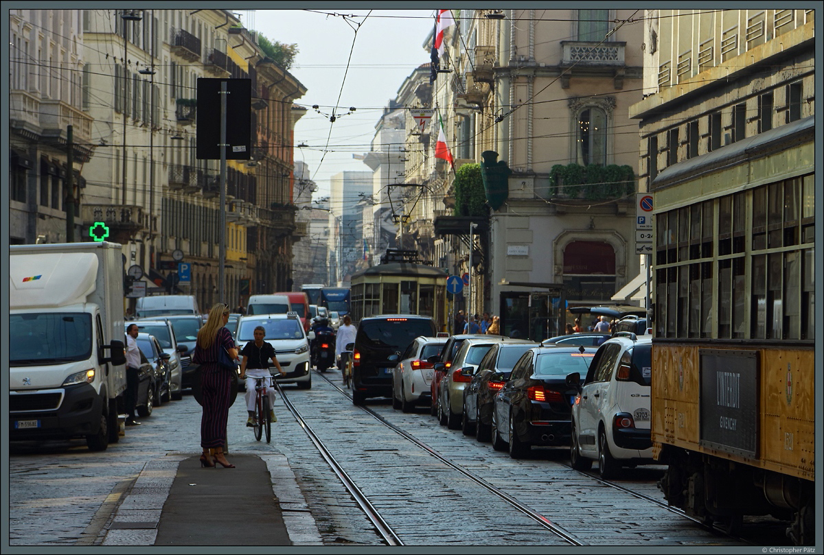 Ständiges Verkehrschaos herrscht in engen Gassen der Altstadt von Mailand. Auch die Ventotto-Triebwagen auf der Linie 1 kommen im Stau nur langsam voran. (21.09.2018)