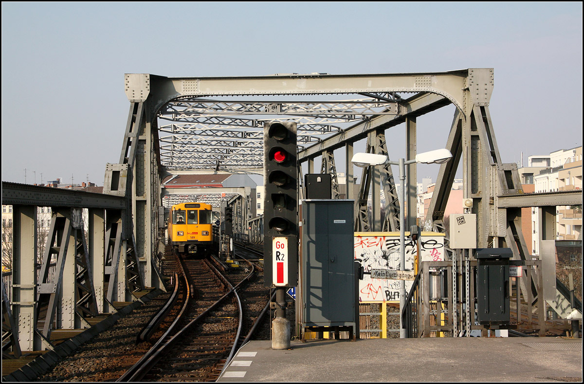 Stahlfachwerkbrücke -

Blick von der oberen Ebene (U1) der Station Gleisdreick nach Westen auf das stählerne Brückenbauwerk, das das Gelände des früheren Gleisvorfeldes des ehmaligen Potsdamer Bahnhof überquert.

Berlin, 28.02.2016 (M)