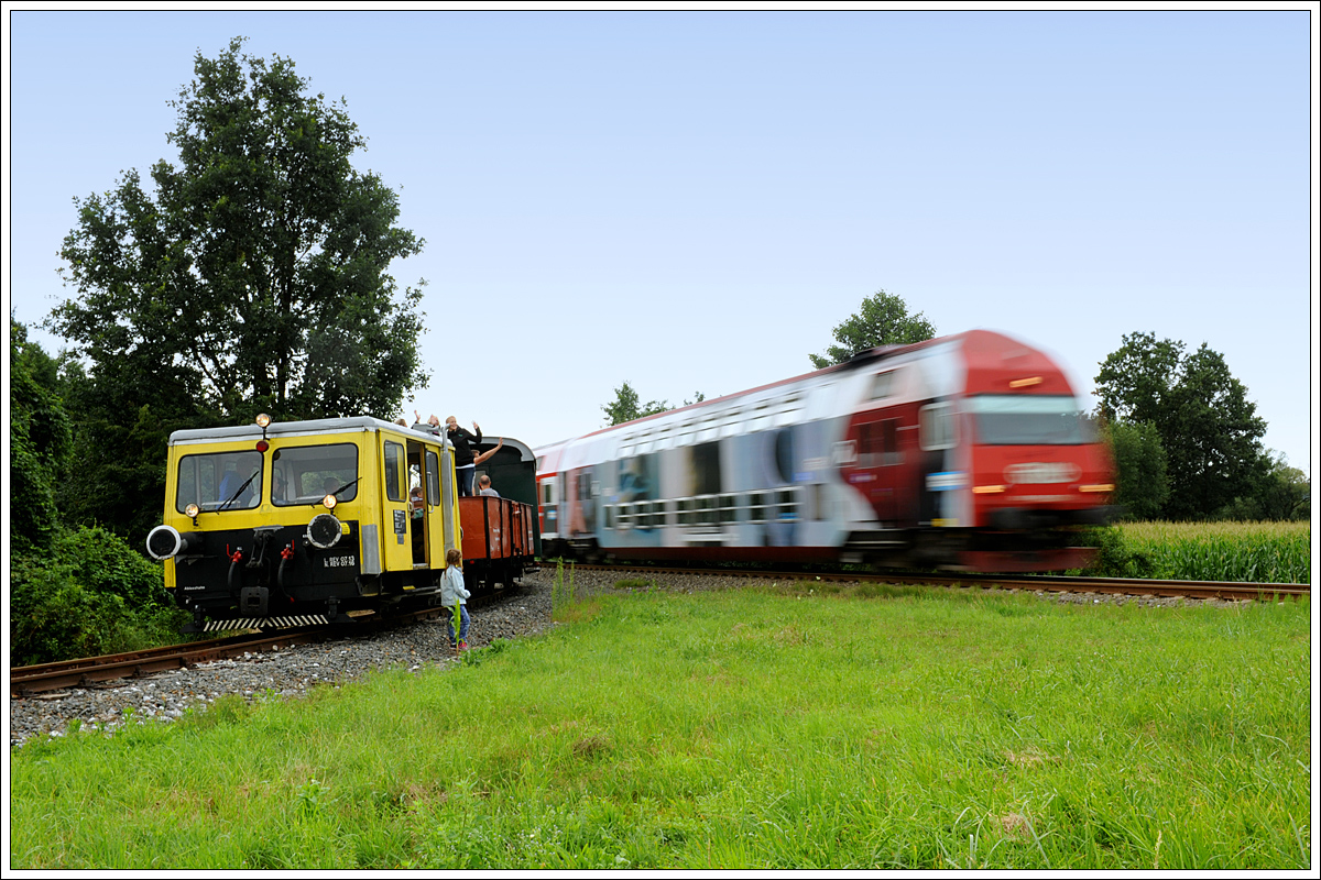 Stainzer Lokalbahn trifft auf GKB 8567 von Graz nach Wies-Eibiswald. Wohlsdorf am 15.7.2016.