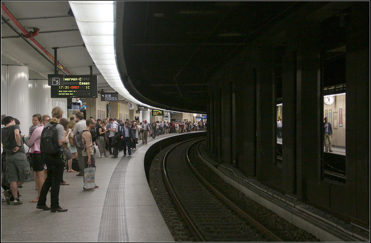 Stark frequentiert -

Der Bahnhof Bruxelles Central/Centraal ist wohl der am stärksten frequentierte Bahnhof in Belgien und dies bei nur sechs Gleisen und relativ schmalen Bahnsteigen. Die Bahnsteige wirken im Vergleich zum Gleisbereich recht hell und scheinen auch vor kurzem modernisiert worden zu sein.

23.06.2016 (M)