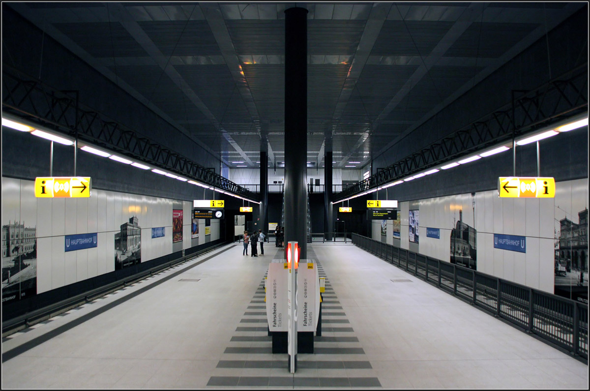 Stationshalle -

Blick in die 11 Meter hohe Halle der U-Bahnstation Hauptbahnhof in Berlin. Die Deckenbereiche sind dunkel gehalten, während die Bahnsteigwände im unteren Bereich mit hellen Platten verkleidet sind.

16.08.2010 (M)