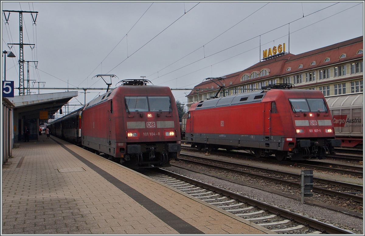 Statt einer 181 oder gar 110 gab es in Singen (Hohentwiel) immerhin zwei 101 zu sehen: die 101 104-8 hat  den IC 280 von Zürich nach Stuttgart übernommen, während die 101 107-1 mit vor wenigen Minuten dem IC 183 von Stuttgart in Singen eingetroffen und wird in knappen zwei Stunden mit dem IC 186 nach Stuttgart zurück fahren.
27. Nov. 2014