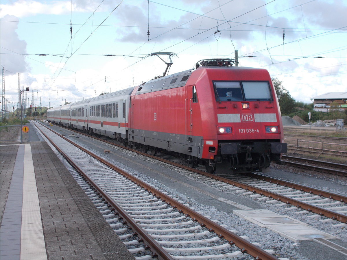 Statt Durchfahrt,mußte die 101 035 mit ihrem Leerpark Stralsund-Binz,am 03.September 2017,auf den Gütergleisen in Bergen/Rügen,auf die Seite.Zeit für einen Blick in die Presse.