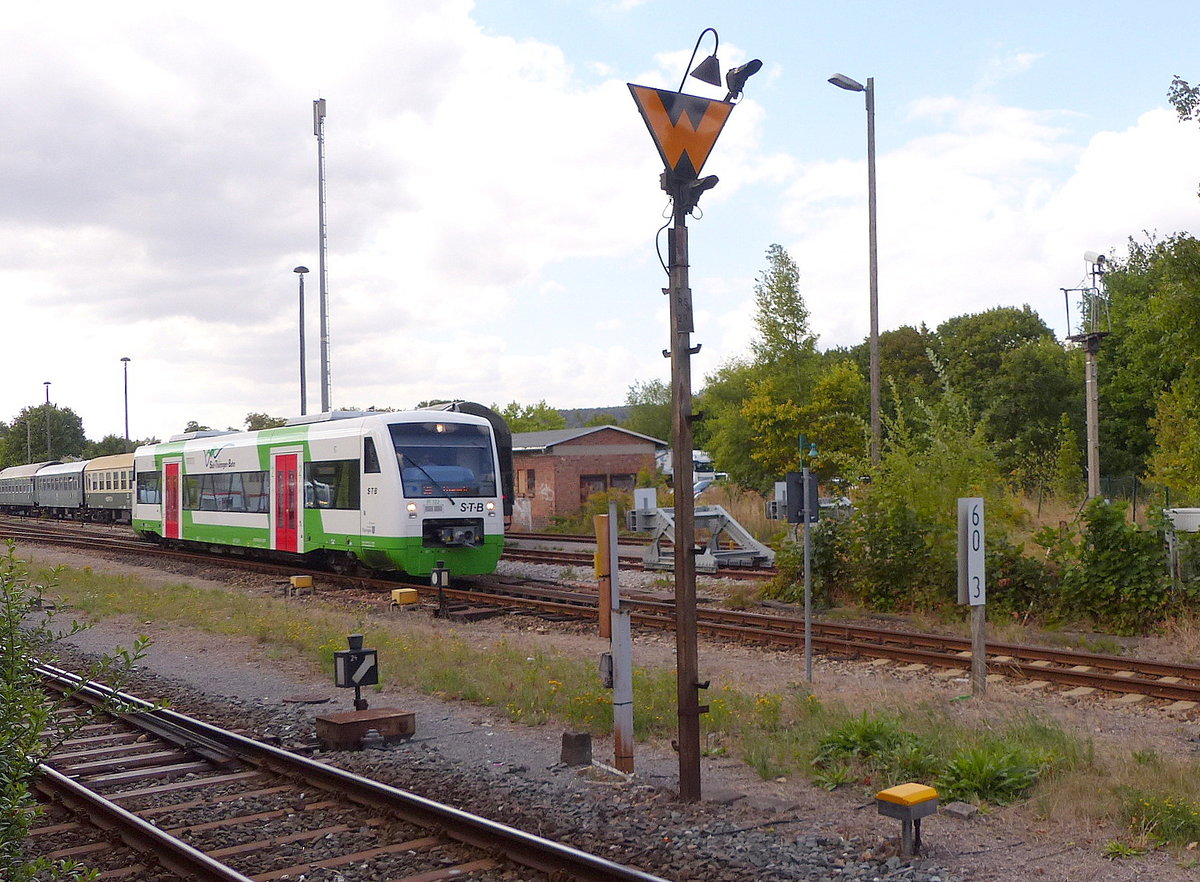 STB VT 122 als STB 81121 von Hildburghausen nach Eisenach, am 01.09.2018 bei der Ausfahrt in Meiningen.