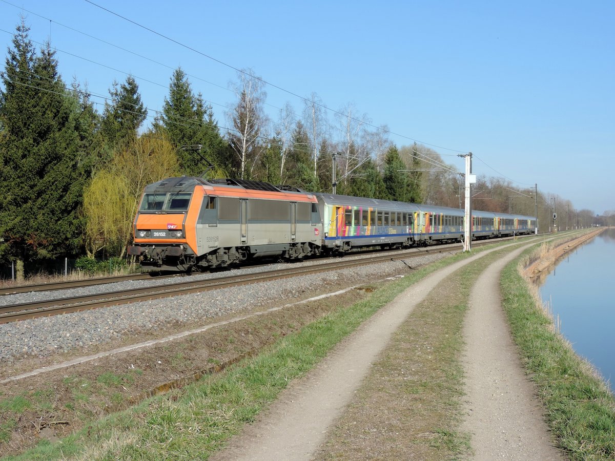 Steinbourg, 16. März 2017 : 26152 mit dem TER 830122 Strassburg - Saarburg.