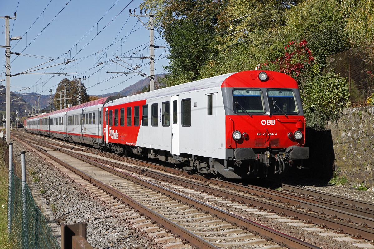 Steuerwagen 80-73 204 fährt am 16.10.2017 als IC515 durch den Bahnhof Mixnitz - Bärenschützklamm. 