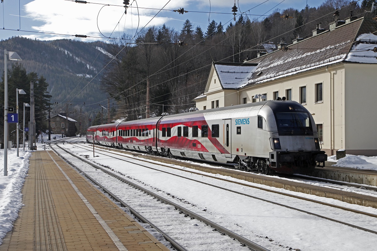 Steuerwagen 80-90.749 (Lange Fahne) als Railjet in Breitenstein am 24.01.2018.