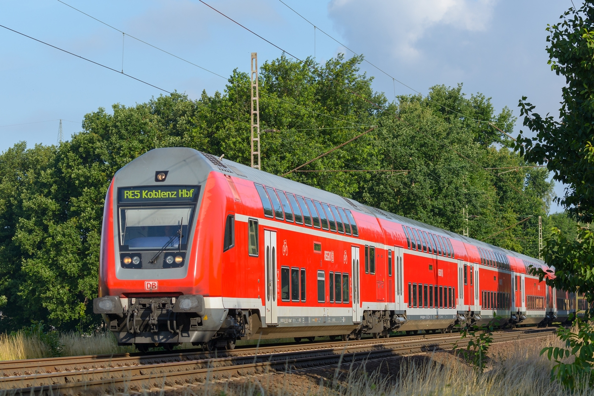Steuerwagen voraus fährt der RE 5 am 06.07.2015 durch Dinslaken auf seinem Weg von Emmerich nach Koblenz.