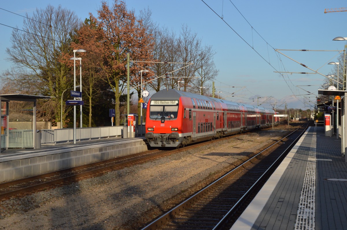 Steuerwagen voraus fahrend kommt hier ein RE4 Zug durch Korschenbroich gefahren am frühen Abend des 21.3.2015. Geschoben wird der Zug von der 111 127-7 nach Aachen Hbf.