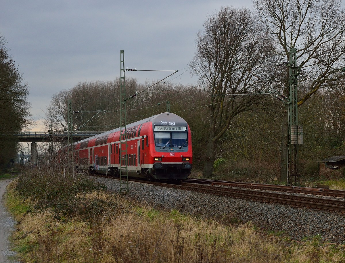 Steuerwagen voraus kommt ein von der 111 122 geschobene RE4 Zug bei Kleinenbroich gen Dortmund gefahren. 5.2.2014