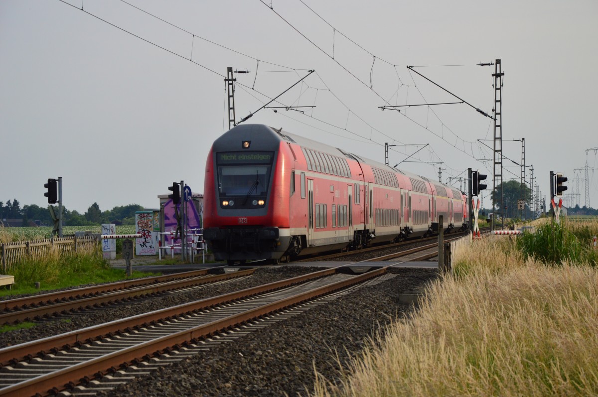 Steuerwagen voraus kommt hier eine Dostockzug nach  Nicht Einsteigen  am Bü In der Schley/Am Chur gen Rheydt gefahren, geschoben von der 111 014 am Abend des 29.6.2015