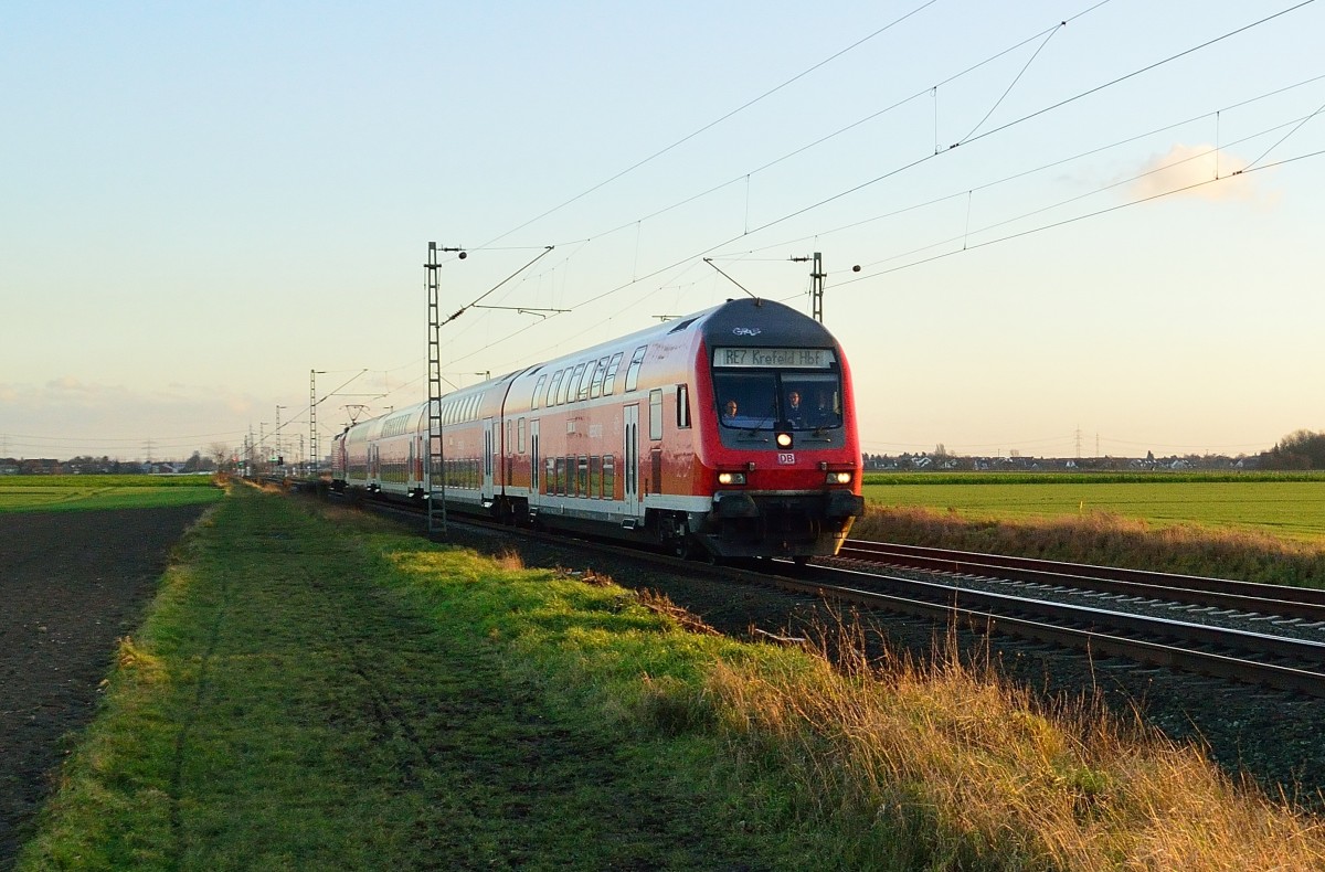 Steuerwagen voraus kommt hier ein RE7 Zug gen Krefeld aus Nievenheim heran gedonnert, geschoben von der 112 156-5. 20.12.2013