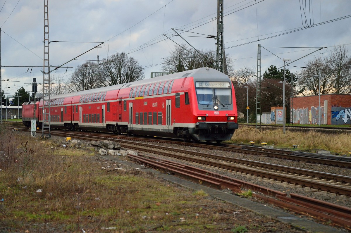 Steuerwagenvoraus verlässt ein RB 27 Zug den Rheydter Hbf, geschoben von der 143 366-3. Mittwoch den 14.1.2015