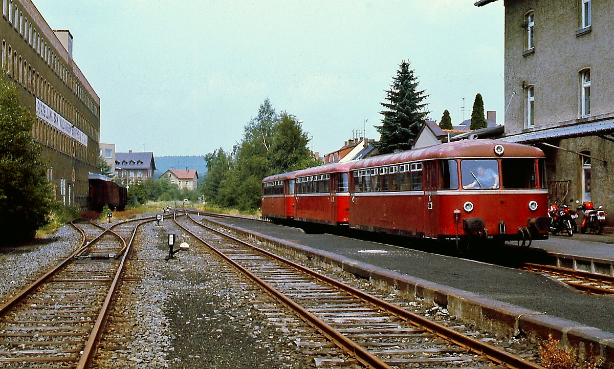 Stillgelegte Nebenbahnen in der Oberfalz: Die Bahnstrecke von Wiesau nach Waldsassen, die bis 1945 weiter nach Cheb/Eger (Tschechien) führte, wurde schon 1865 als Hauptbahn in Betrieb genommen. Aufgrund der Unterbrechung durch den  Eisernen Vorhang  verlor sie an Bedeutung und wurde ab 1977 als Nebenbahn klassifiziert. Im Mai 1986 endete der Personenverkehr, im Oktober 1994 der Güterverkehr nach Waldsassen. Davon war im Juli 1985 noch nichts zu spüren, als eine dreiteilige 798/998/998-Garnitur abfahrbereit im Bahnhof Waldsassen steht.