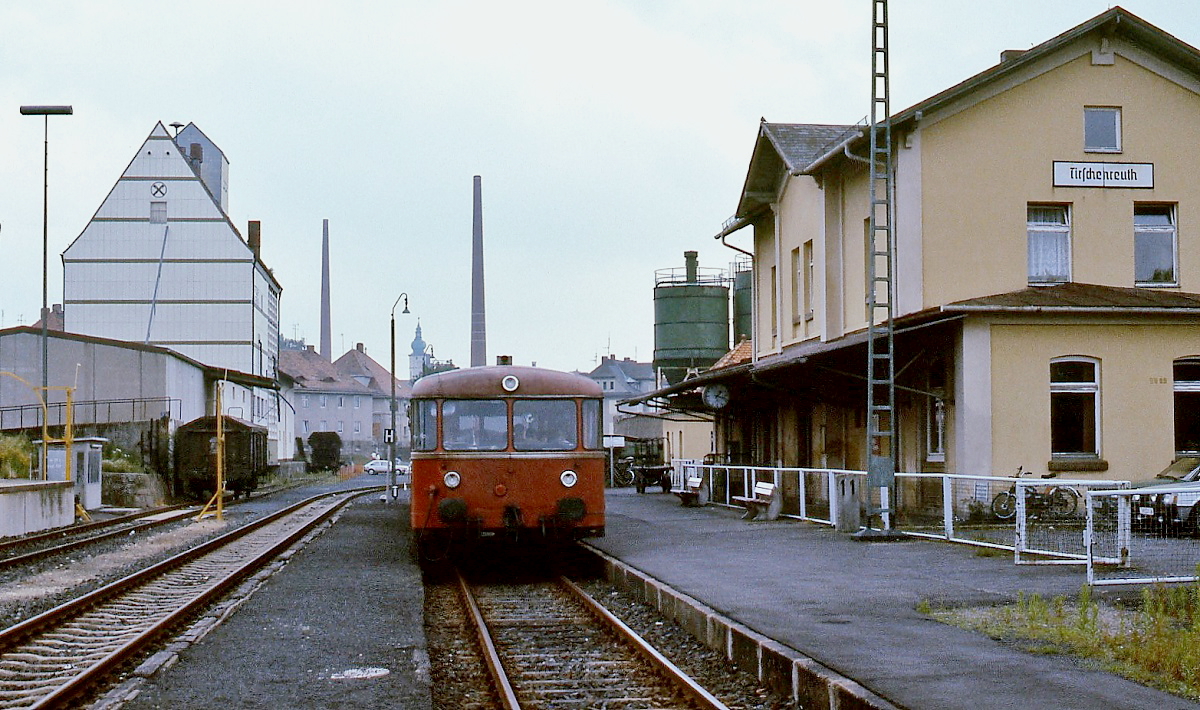 Stillgelegte Nebenbahnen in der Oberfalz: Ein 798 wartet im Juli 1985 im Bahnhof Tirschenreuth auf die Abfahrt nach Wiesau. Die Kreisstadt Tirschenreuth war seit 1975 Endpunkt der früher nach Bärnau führenden Strecke. Der Personenverkehr endete 1989, der Güterverkehr konnte sich noch bis in das Jahr 2000 halten. Das Bahnhofsgebäude wurde 2009 abgerissen.