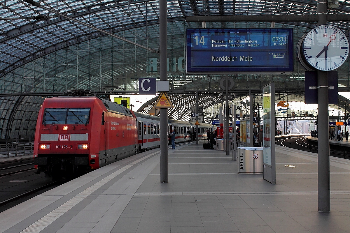 Stimmung am frühen Morgen des 01.05.2015 in Berlin Hauptbahnhof.
Aus Cottbus ist gerade die 101 125-3 mit dem IC 2432 eingetroffen und alles andere ist ersichtlich.
