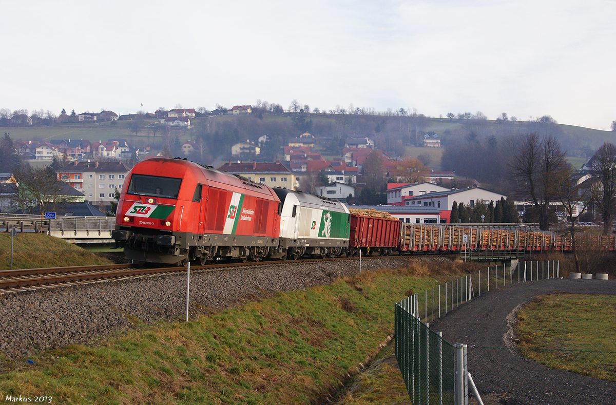 STLB 2016 901 + STB 1223 004 haben soeben mit VG77266 am 23.12.2013 die Pinka bei der ehemaligen Haltestelle Pinggau Freizeitzentrum überquert.