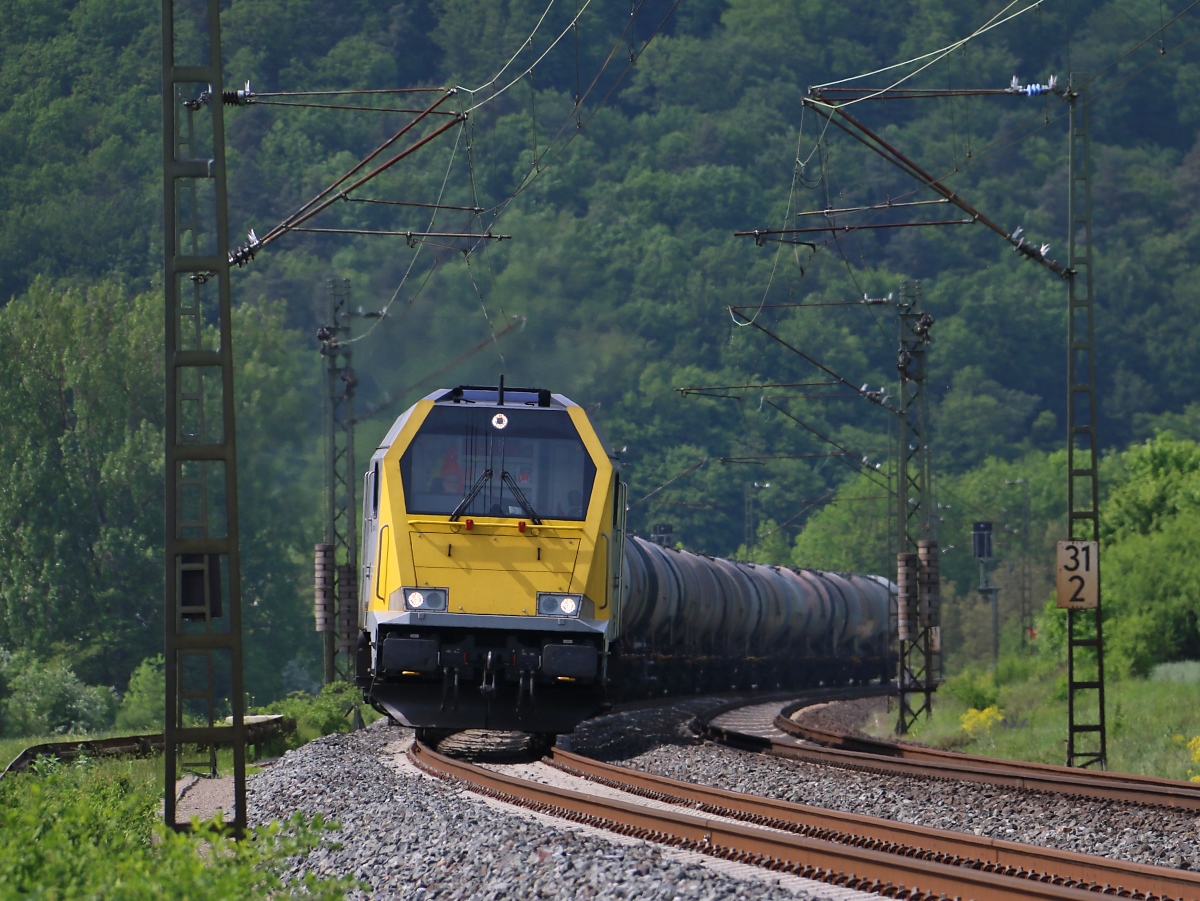 Stock Maxima 264 003-5 mit Kesselwagenzug in Fahrtrichtung Süden. Aufgenommen am 12.05.2015 bei Harrbach.