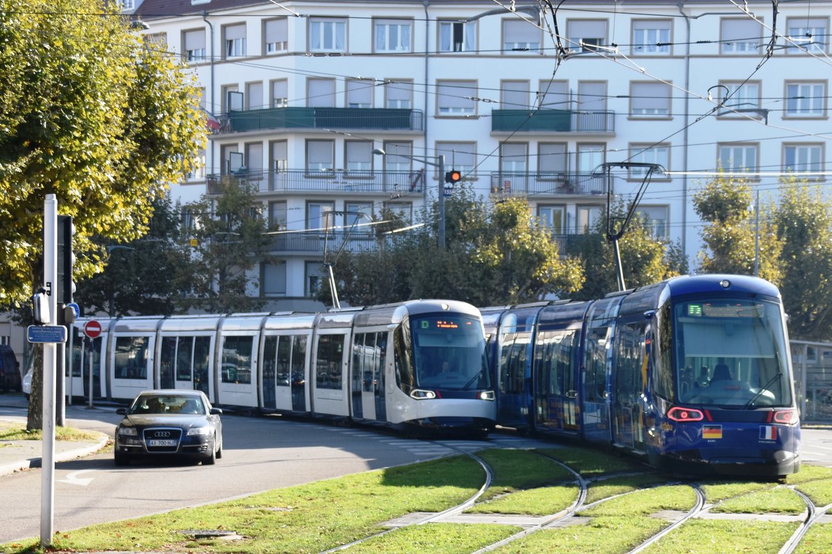 STRASBOURG (Grand Est/Département Bas Rhin), 14.10.2017, Tramlinie D nach Kehl Bahnhof (rechts) und in Gegenrichtung nach Poteries (links) bei der Aus- bzw. Einfahrt aus der / in die Haltestelle Jean Jaurès