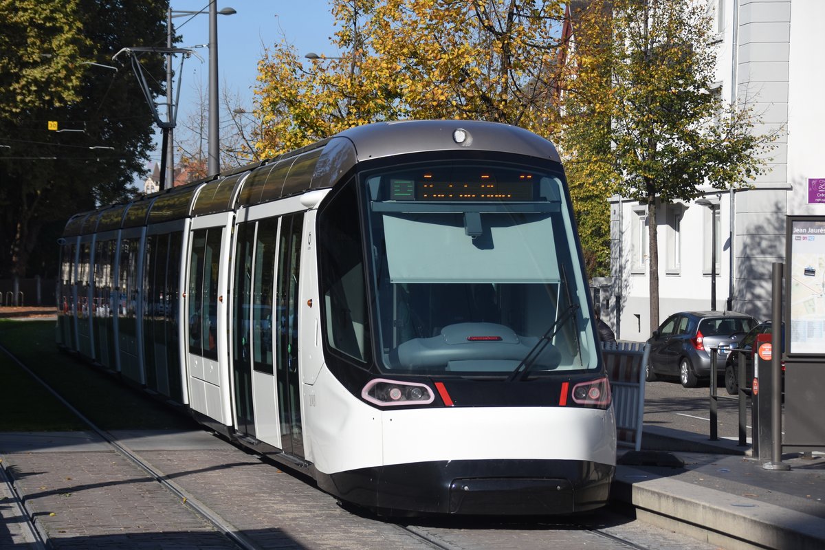 STRASBOURG (Grand Est/Département Bas Rhin), 14.10.2017, Tramlinie D nach Poteries bei der Ausfahrt aus der Haltestelle Jean Jaurès