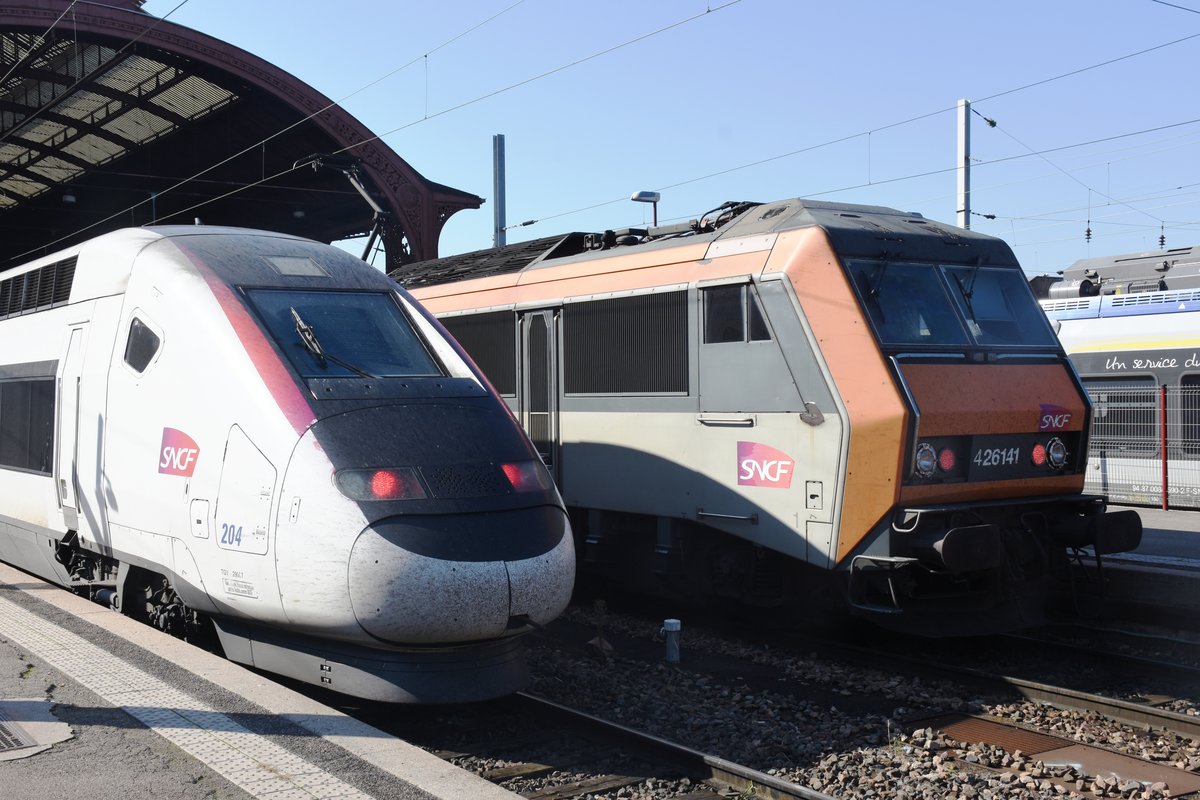 STRASBOURG (Grand Est/Département Bas Rhin), 15.10.2017, Triebzug Nr. 204 und E-Lok 426141 nebeneinander im Bahnhof