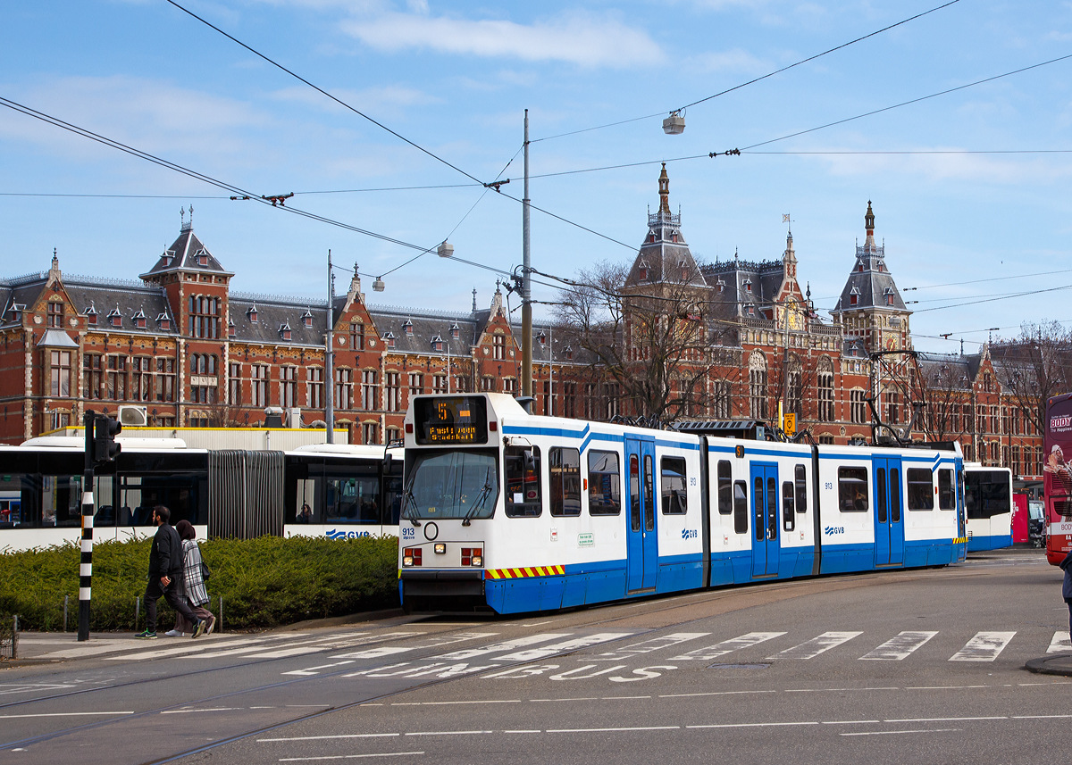 
Straßenbahn Amsterdam:
Der Triebwagen GVB 913, ein Zweirichtungs-Gelenktriebwagen vom Typ 11 G, des belgischen Herstellers BN (La Brugeoise et Nivelles, heute Bombardier), am 31.03.2018 als Linie 6 Nähe Bahnhof Amsterdam Centraal. Bei diesen Triebwagen ist der Mittelteil als Niederflurteil ausgeführt.

TECHNISCHE DATEN:
Spurweite: 1.435 mm
Achsfolge: Bo'+Bo'+Bo'+Bo'
Baujahre: 1989-1991
Länge: 25.890 mm
Breite: 2.350 mm
Eigengewicht: 34,0 t
Höchstgeschwindigkeit: 70 km/h
Leistung: 8 x 38,5 kW = 308 kW
Fußbodenhöhe: 885 mm (Hochflur) / 215 mm (Niederflur)
Sitzplätze:  52
Stehplätze: 98

Die Straßenbahn Amsterdam ist ein Teil des öffentlichen Nahverkehrs der niederländischen Hauptstadt. Sie wird betrieben durch das Verkehrsunternehmen GVB (bis 2002 Gemeentevervoerbedrijf, deutsch: „Städtischer Verkehrsbetrieb“), das auch die Metro und das Stadtbusnetz sowie die Fährlinien betreibt.

Die Spurweite der Straßenbahn beträgt 1.435 mm (Normalspur) und die Oberleitungsspannung 600 Volt. An fast allen Endstationen befinden sich geeignete Wendestellen, sodass mit Einrichtungsfahrzeugen gefahren werden kann. Einzige Ausnahme ist Amstelveen Binnenhof, die Endstation der Linie 5, deswegen fahren hier Zweirichtungsfahrzeuge