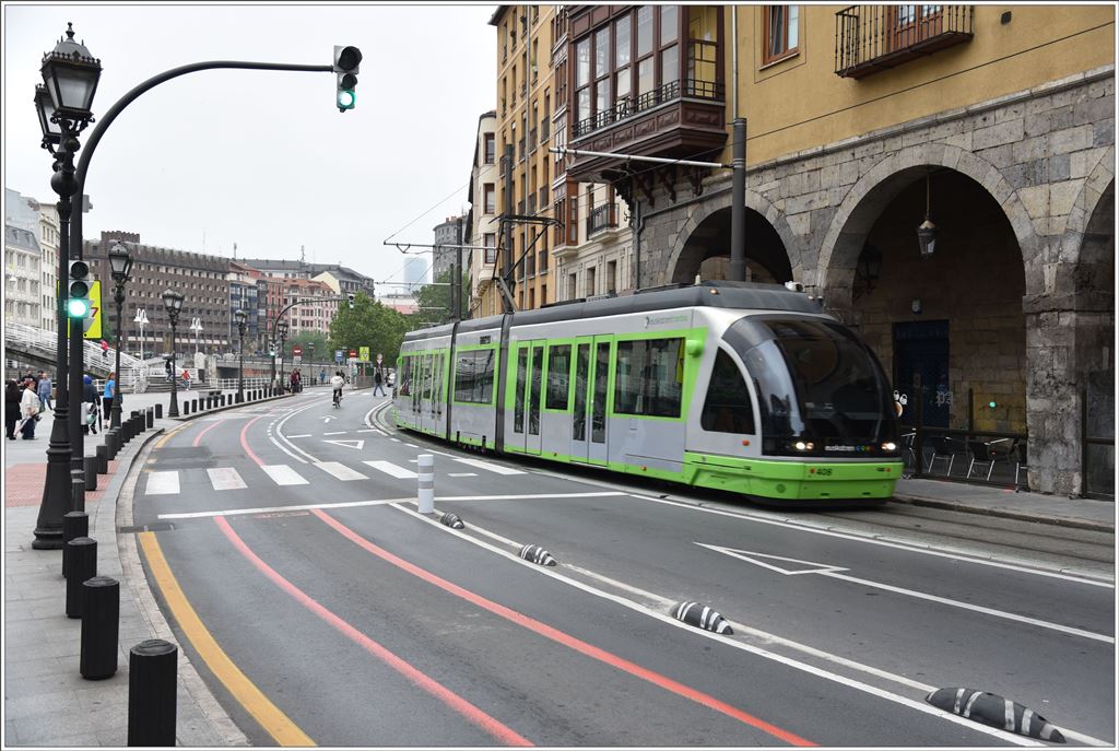 Strassenbahn Bilbao auf einem Einspurabschnitt, der aber in beide Richtungen befahren wird. (21.05.2016)