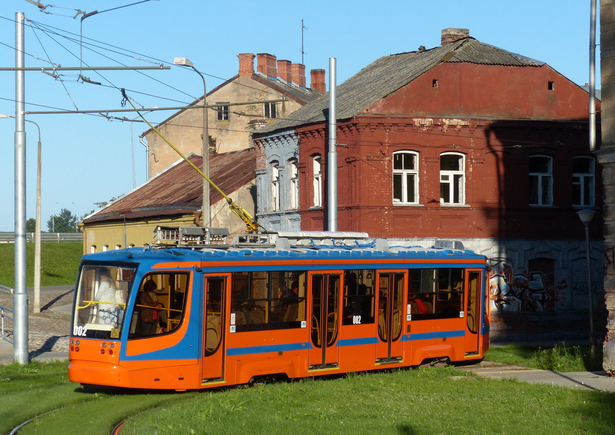 Straßenbahn Daugavpils, Typ  71-623 . Diese in Russland sehr verbreiteten Straßenbahnen verfügen über einen niederflurigen Mittelteil. 12.8.2016, beim Einbiegen in die Vienības iela.