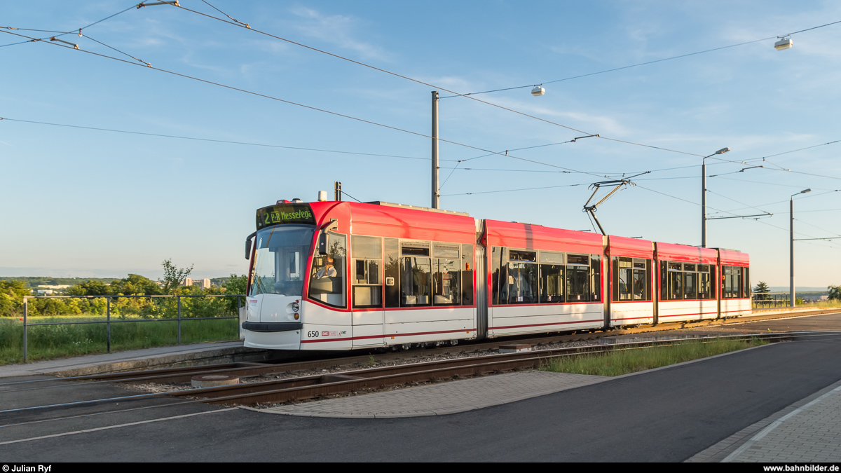 Strassenbahn Erfurt: Combino Advanced 650 am 1. Juni 2017 an der Endhaltestelle der Linie 2 auf dem Ringelberg.