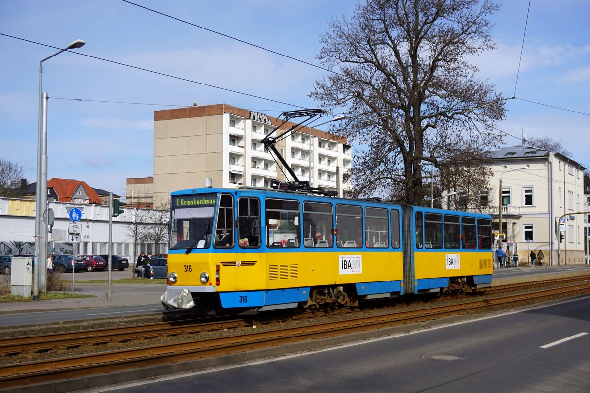 Straßenbahn Gotha / Thüringerwaldbahn: Tatra KT4D der Thüringerwaldbahn und Straßenbahn Gotha GmbH - Wagen 316, aufgenommen im März 2017 im Stadtgebiet von Gotha.