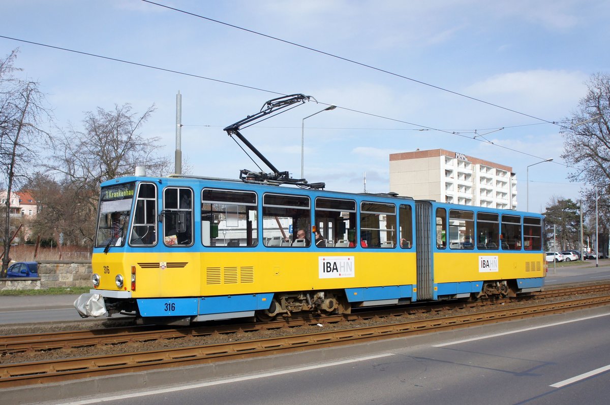 Straßenbahn Gotha / Thüringerwaldbahn: Tatra KT4D der Thüringerwaldbahn und Straßenbahn Gotha GmbH - Wagen 316, aufgenommen im März 2017 im Stadtgebiet von Gotha.