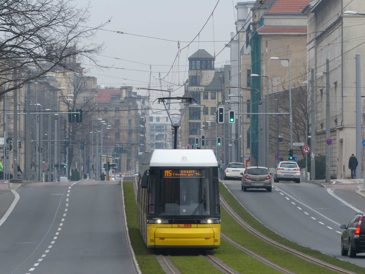 Straßenbahn in der Invalidenstraße auf dem Weg in Richtung Berlin Hauptbahnof und weiter nach Moabit. Ein eigenes, grünes Gleisbett sorgt für staufreie Fahrt. 14.12.2014