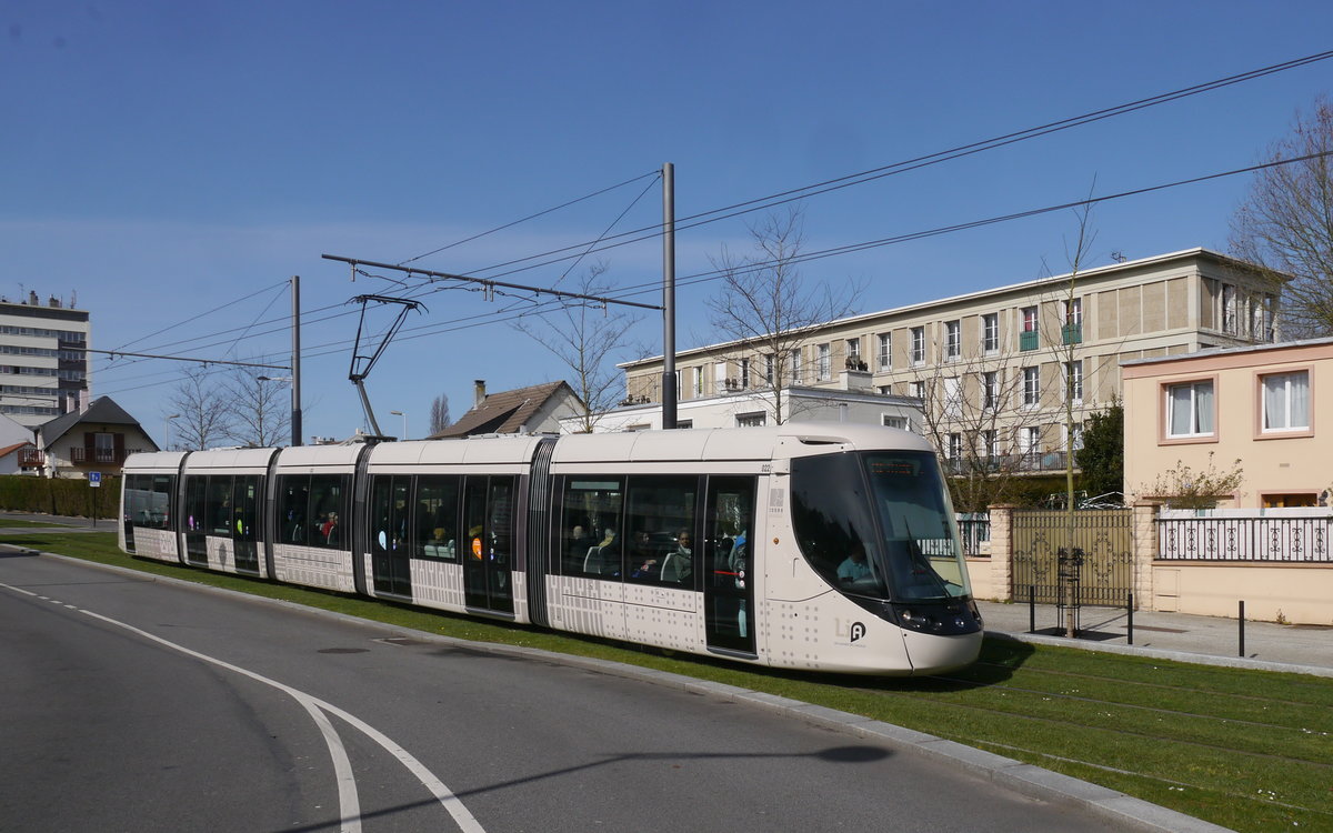 Straßenbahn Le Havre. Tram CODAH-LiA-022 (Typ Citadis302  Alstom 2012) unterwegs auf dem Hochplateau als Linie B nach Caucriauville - Pré Fleuri.  Seit 2012 gibt es auch in der größten Stadt der Normandie wieder ein 13 Kilometer langes Tramnetz mit zwei Linien.

29.03.2016 Le-Havre Rue-Pierre-Mendès-France